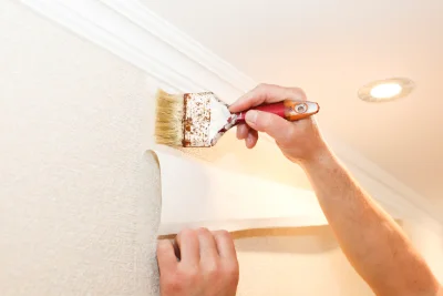 Pose de papier peint à Saint-Juvat — revêtements muraux et toiles de verre